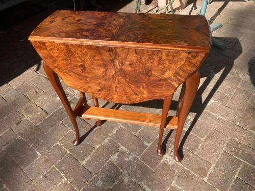 Beautifull Burr Walnut Gateleg Table ( 67 x 25 x 61cm closed , 67 x 75 x 61 cm open )