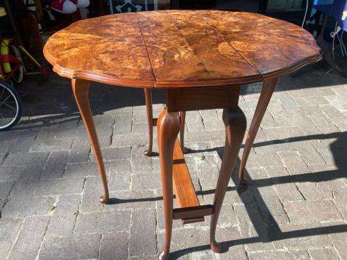 Beautifull Burr Walnut Gateleg Table ( 67 x 25 x 61cm closed , 67 x 75 x 61 cm open )