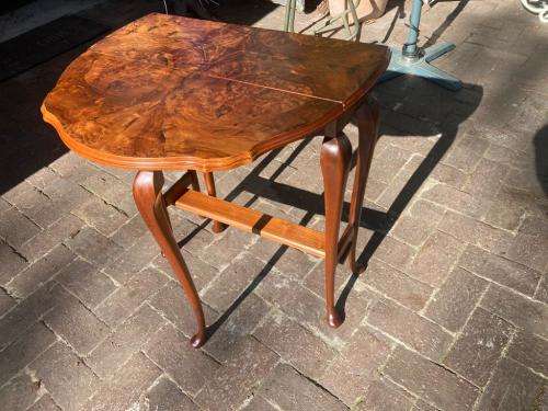 Beautifull Burr Walnut Gateleg Table ( 67 x 25 x 61cm closed , 67 x 75 x 61 cm open )