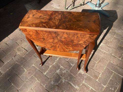 Beautifull Burr Walnut Gateleg Table ( 67 x 25 x 61cm closed , 67 x 75 x 61 cm open )