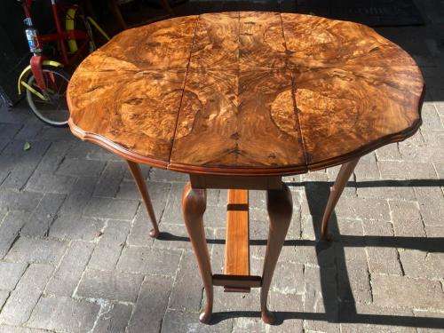 Beautifull Burr Walnut Gateleg Table ( 67 x 25 x 61cm closed , 67 x 75 x 61 cm open )