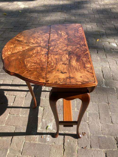 Beautifull Burr Walnut Gateleg Table ( 67 x 25 x 61cm closed , 67 x 75 x 61 cm open )