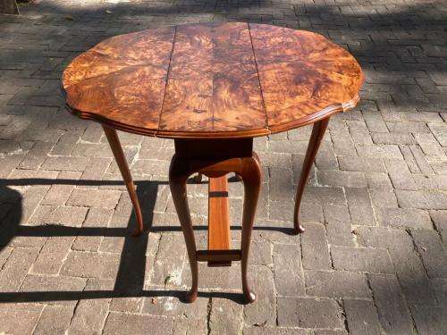 Beautifull Burr Walnut Gateleg Table ( 67 x 25 x 61cm closed , 67 x 75 x 61 cm open )