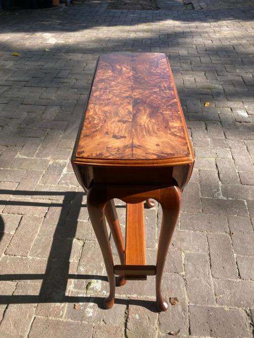 Beautifull Burr Walnut Gateleg Table ( 67 x 25 x 61cm closed , 67 x 75 x 61 cm open )