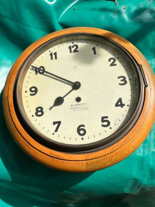 Oak Cased Station Clock ( N. Lipschitz, Oudshoorn, 35 cm Diameter )