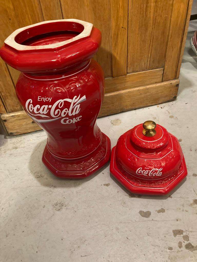 Beautiful,Porcelain Coke Soda Fountain ( 54 x 22 cm )