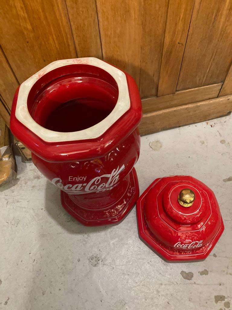 Beautiful,Porcelain Coke Soda Fountain ( 54 x 22 cm )