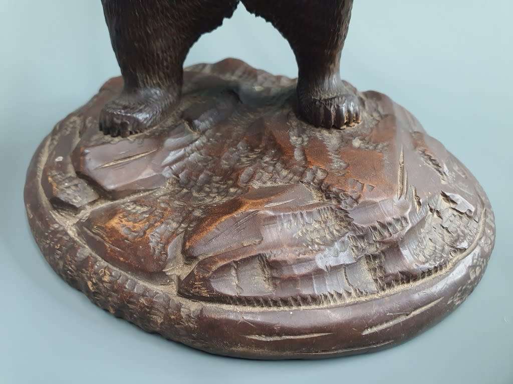 Vintage Black Forrest Carved Bear Pipestand ( 20 x 16 x 25 cm )