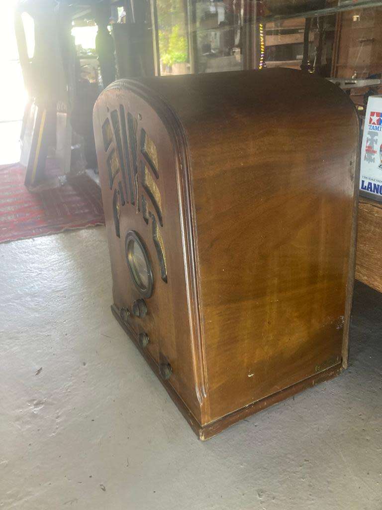 Vintage Philco Radio ( 53 x 43 x 30 cm )