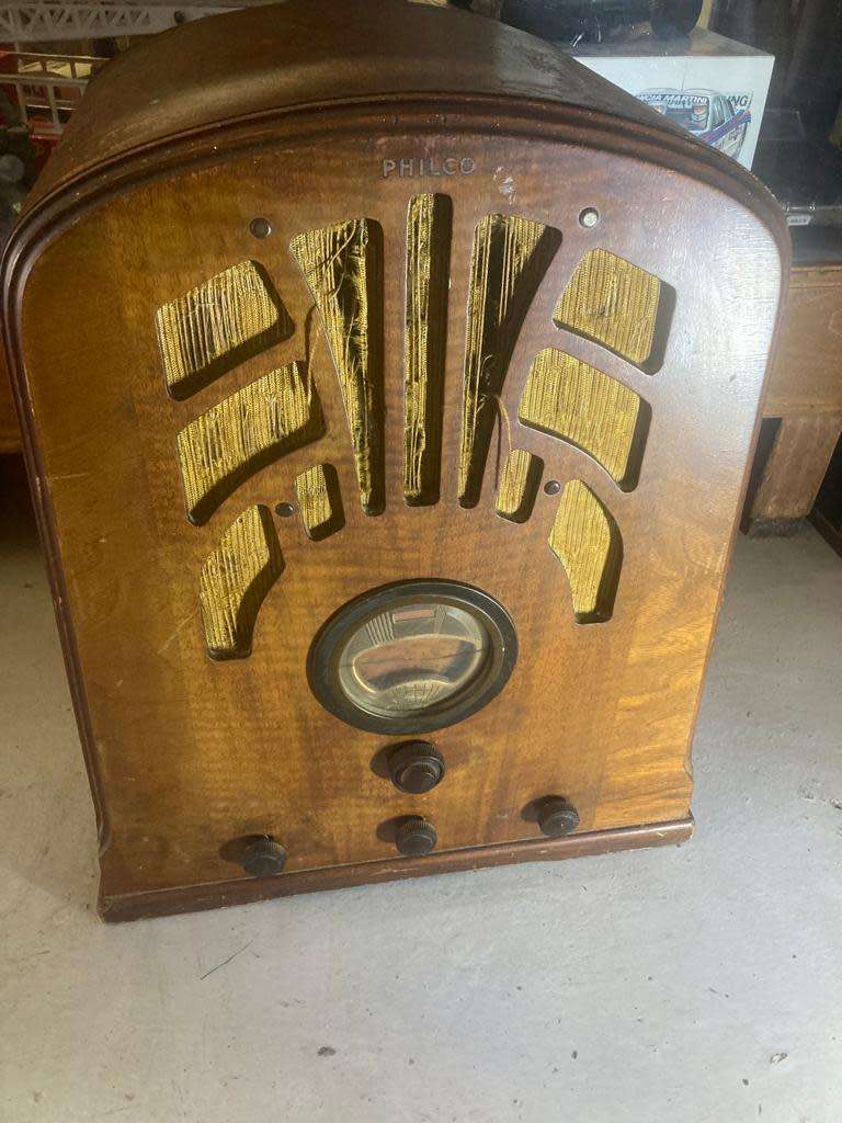 Vintage Philco Radio ( 53 x 43 x 30 cm )