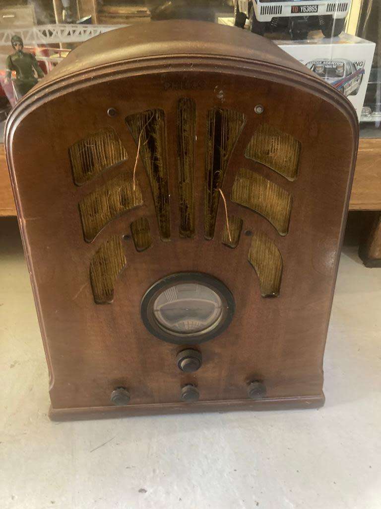 Vintage Philco Radio ( 53 x 43 x 30 cm )