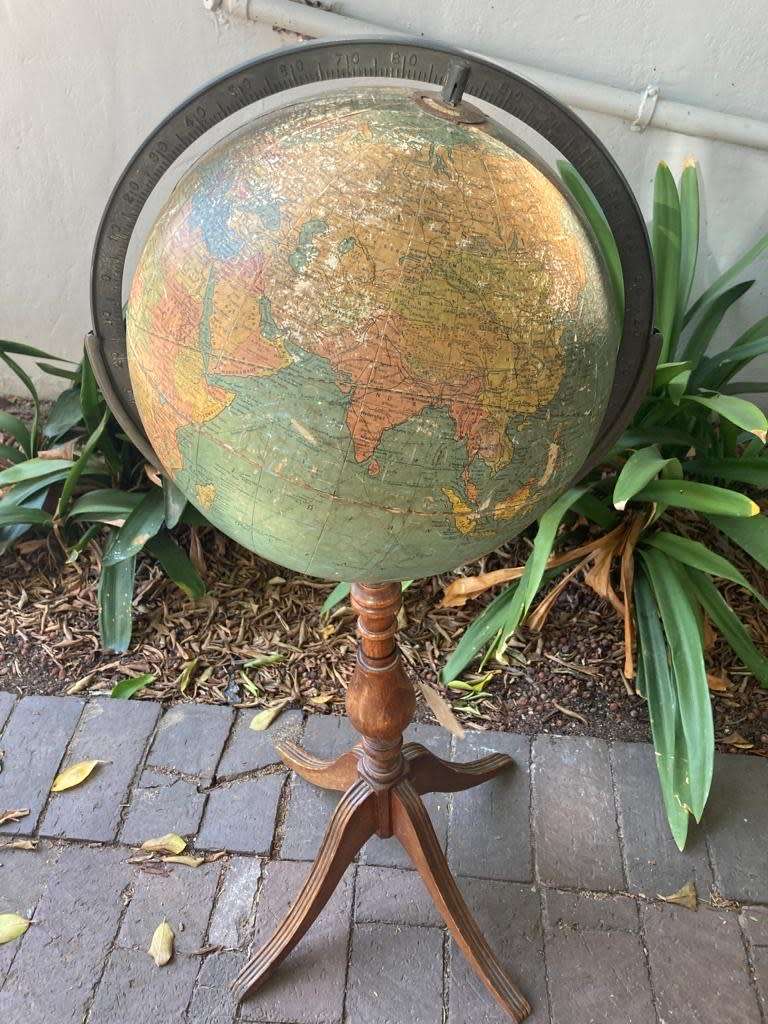 Vintage Standing Replogle World Globe ( 85 cm )