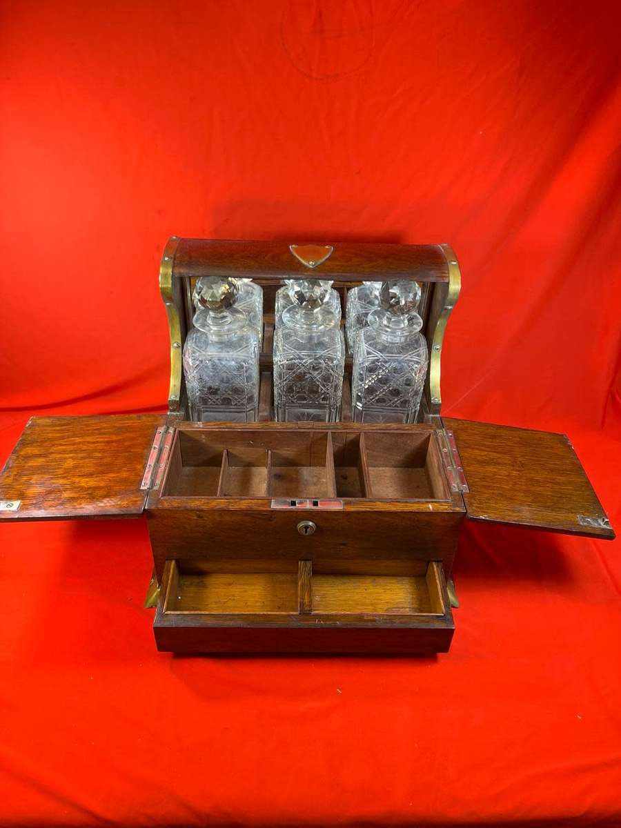 Beautiful Victorian Oak Tantalus with 3 Decanters circa 1890: