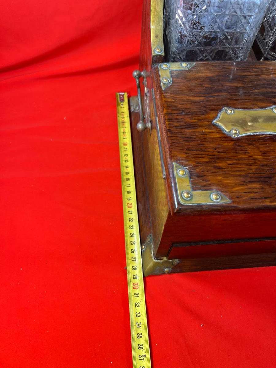 Beautiful Victorian Oak Tantalus with 3 Decanters circa 1890: