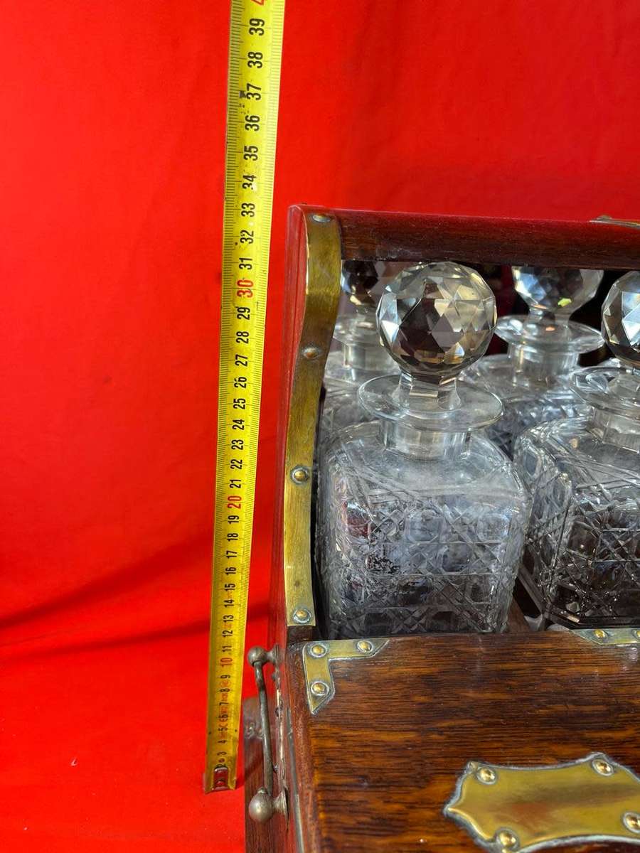 Beautiful Victorian Oak Tantalus with 3 Decanters circa 1890: