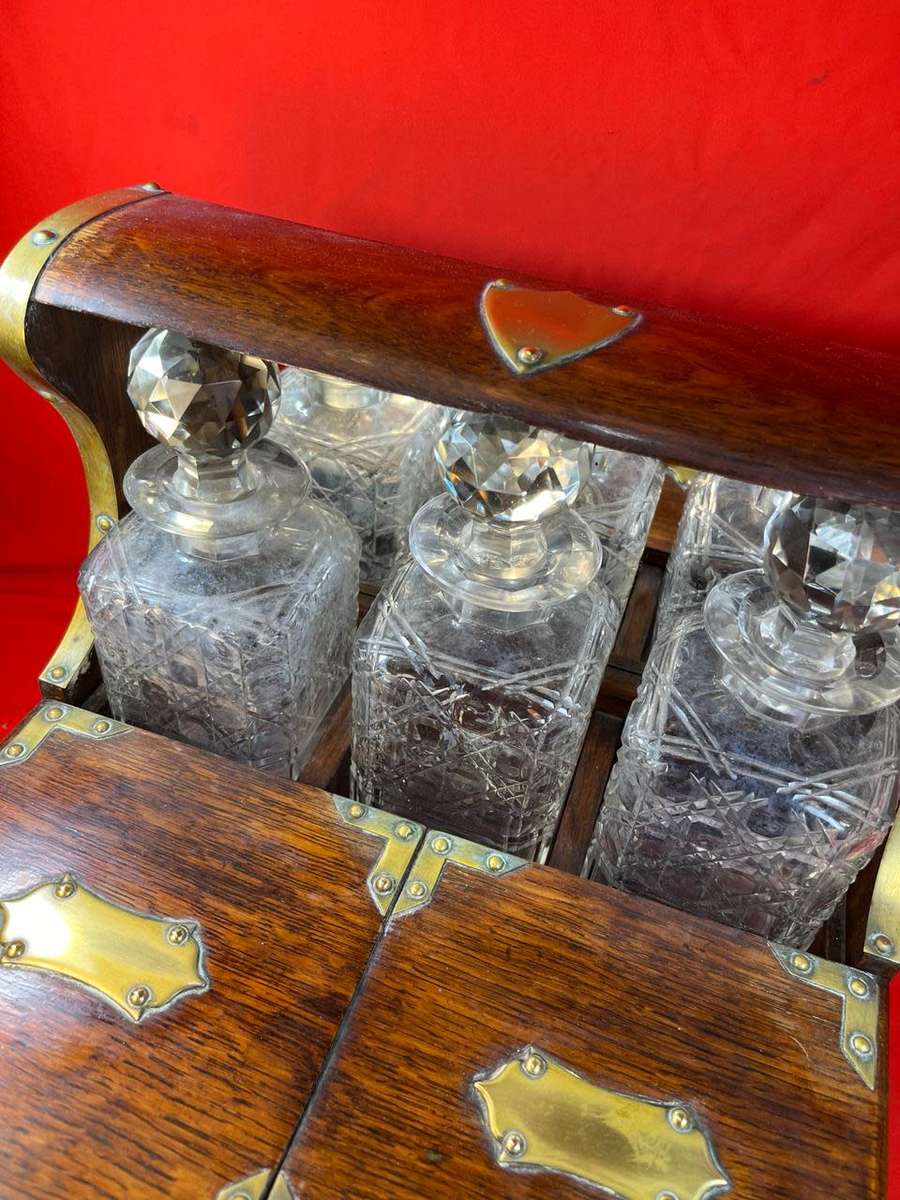 Beautiful Victorian Oak Tantalus with 3 Decanters circa 1890: