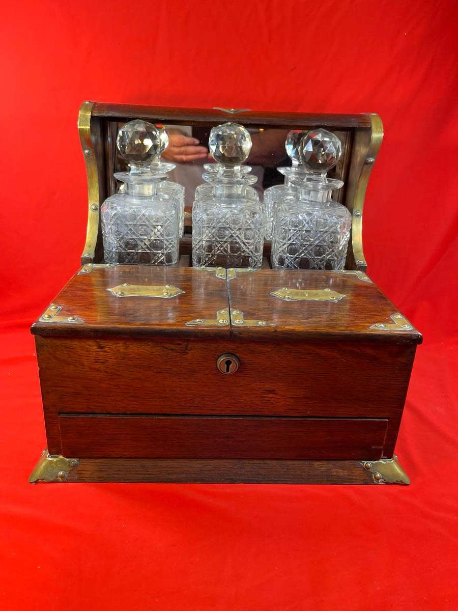 Beautiful Victorian Oak Tantalus with 3 Decanters circa 1890:
