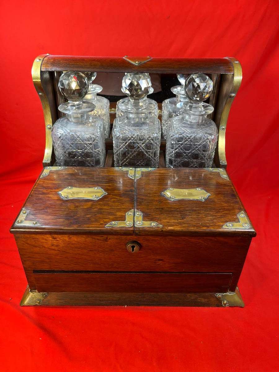 Beautiful Victorian Oak Tantalus with 3 Decanters circa 1890: