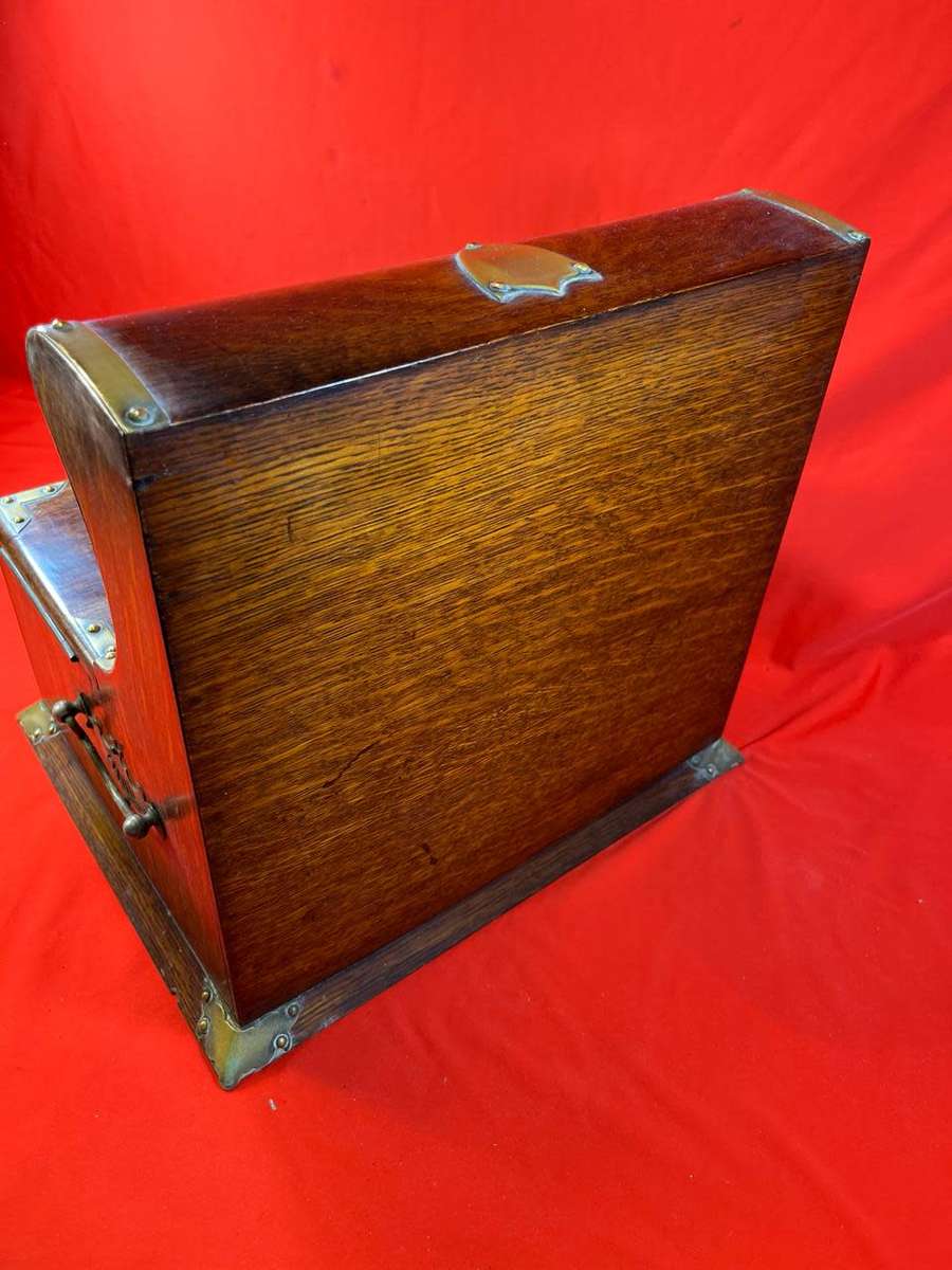 Beautiful Victorian Oak Tantalus with 3 Decanters circa 1890: