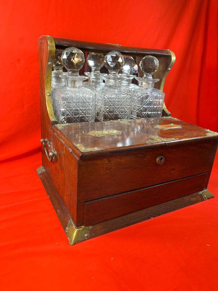 Beautiful Victorian Oak Tantalus with 3 Decanters circa 1890: