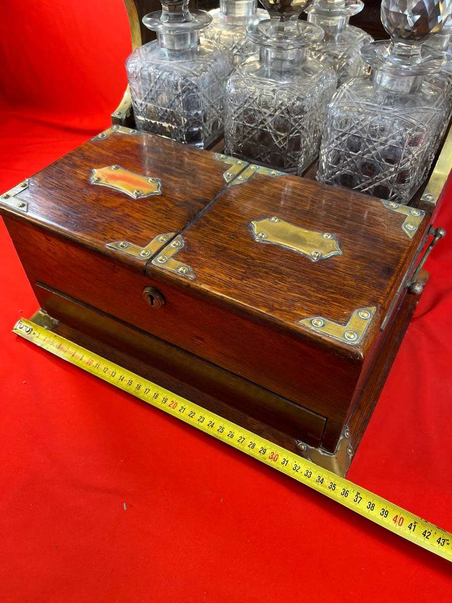 Beautiful Victorian Oak Tantalus with 3 Decanters circa 1890: