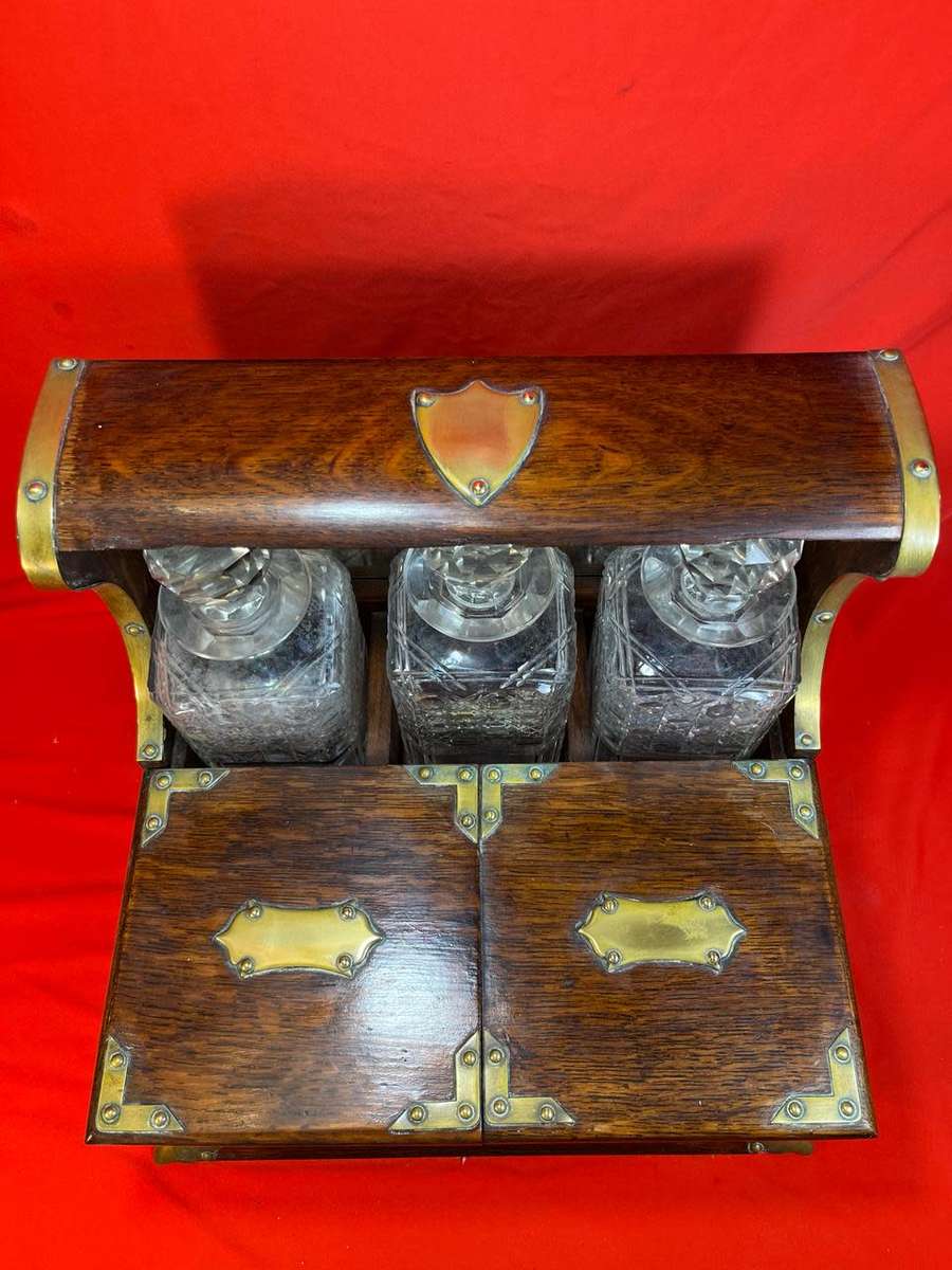 Beautiful Victorian Oak Tantalus with 3 Decanters circa 1890: