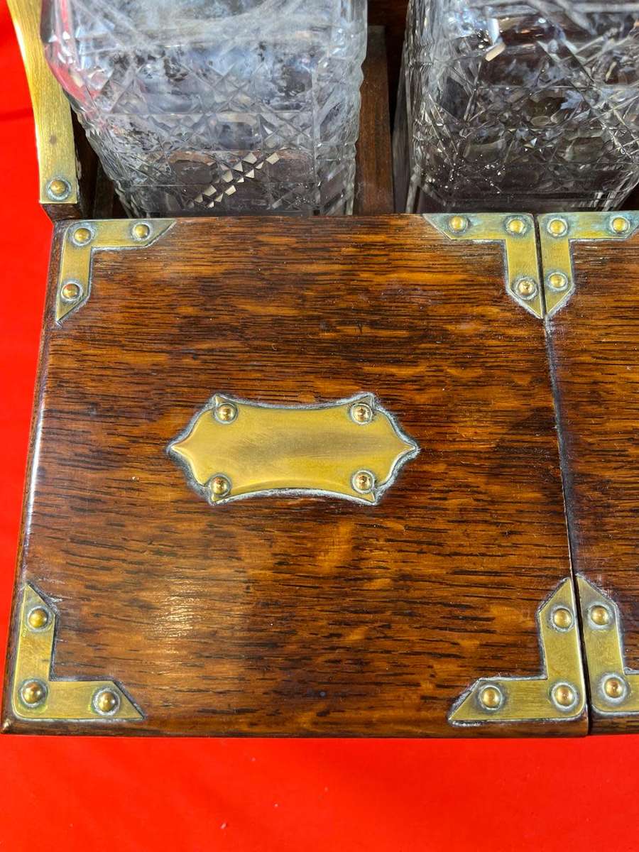 Beautiful Victorian Oak Tantalus with 3 Decanters circa 1890: