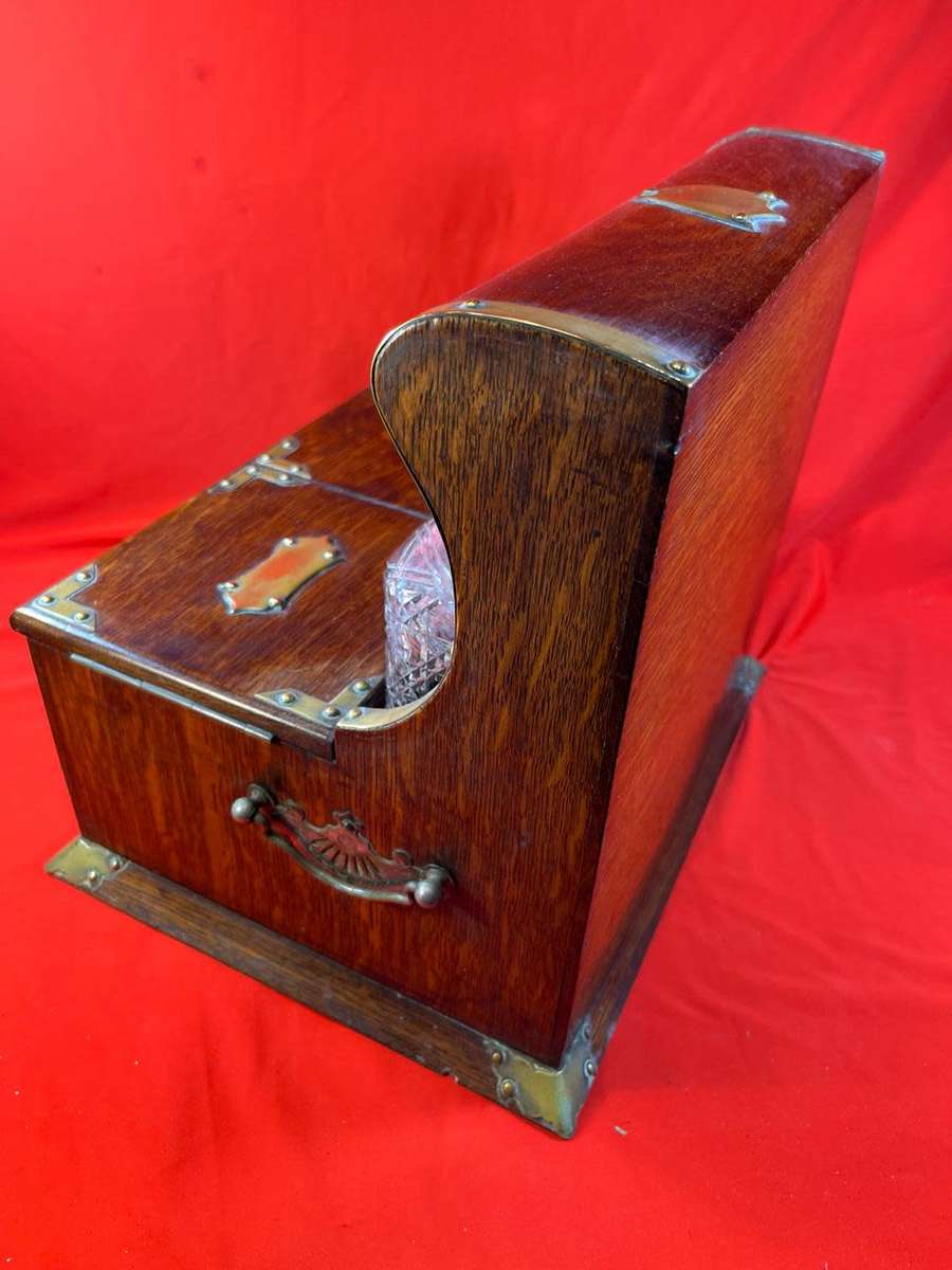 Beautiful Victorian Oak Tantalus with 3 Decanters circa 1890: