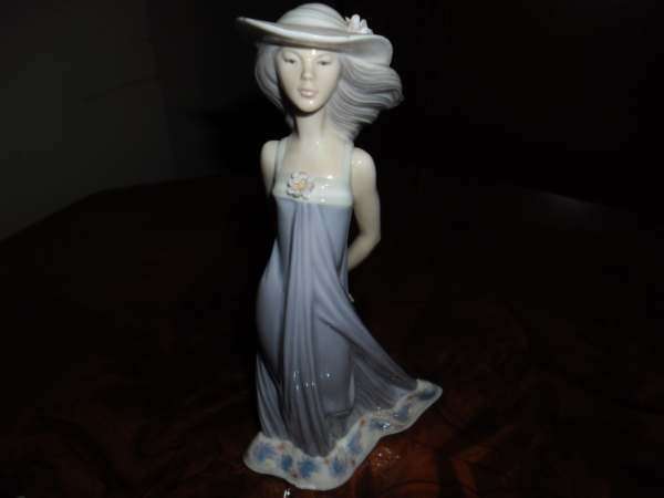 LLADRO FIGURINE ( MINT CONDITION )