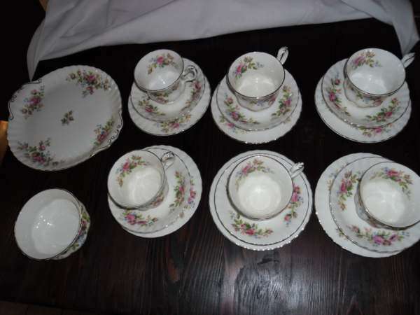 ROYAL ALBERT MOSS ROSE TEASET ( 20 PC )