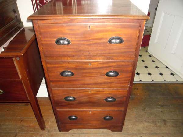 MAHOGANY CHEST OF DRAWERS