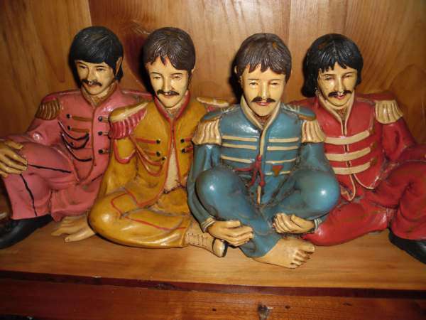 BEATLES STATUE IN THEIR SARGEANT PEPPERS OUTFIT