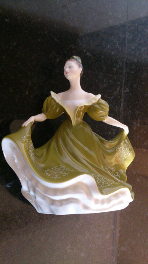 Royal Doulton "Lynne" HN 2329