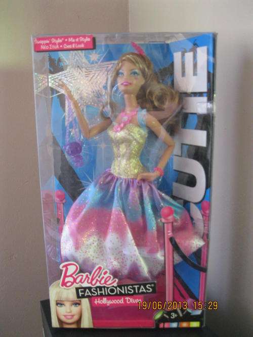 Barbie-Fashionista Hollywood Diva Swappin' Styles
