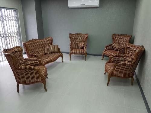 BARGAIN ! VALUE R25000 ! NEWLY UPHOLSTRED 6 SEATER SET  ! MUST GO. LOW START