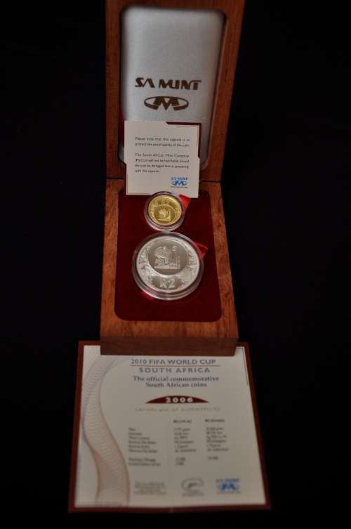 2010 FIFA WORLD CUP SOUTH AFRICA 2006 OFFICIAL COMMEMORATIVE SOUTH AFRICAN COIN SET R2 (1/4 oz)