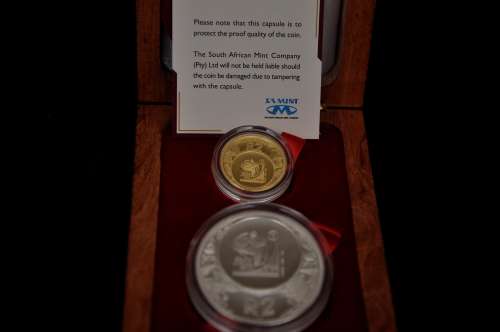 2010 FIFA WORLD CUP SOUTH AFRICA 2006 OFFICIAL COMMEMORATIVE SOUTH AFRICAN COIN SET R2 (1/4 oz)