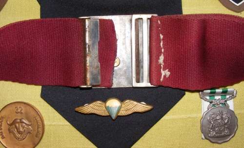 32 Battalion Parabat Collection, Belt, Beret and flashes with 20 year service medal!!