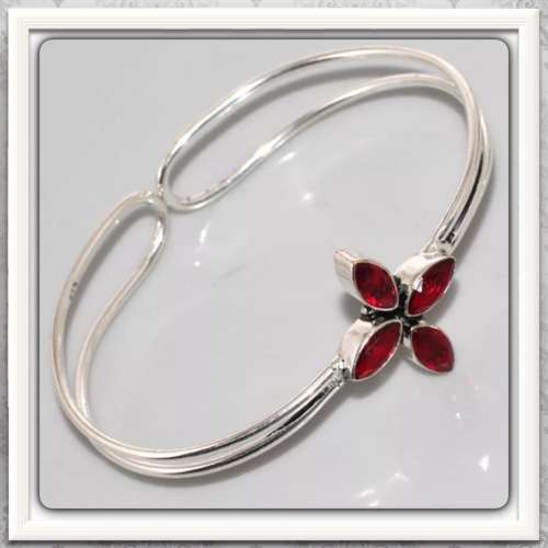 ***SENSATIONAL*** DEEP RED OVAL GARNET GEMSTONE AND 925 STERLING SILVER BRACELET