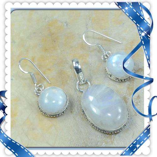 ***ESSENTIAL***NATURAL RAINBOW MOONSTONE.925 SILVER PENDANT AND EARRINGS SET