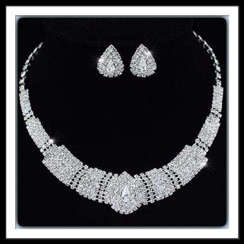 ***EXQUISITE DAZZLING*** CRYSTALS, DIAMANTE BRIDAL, EVENING WEAR NECKLACE AND STUD EARRINGS SET