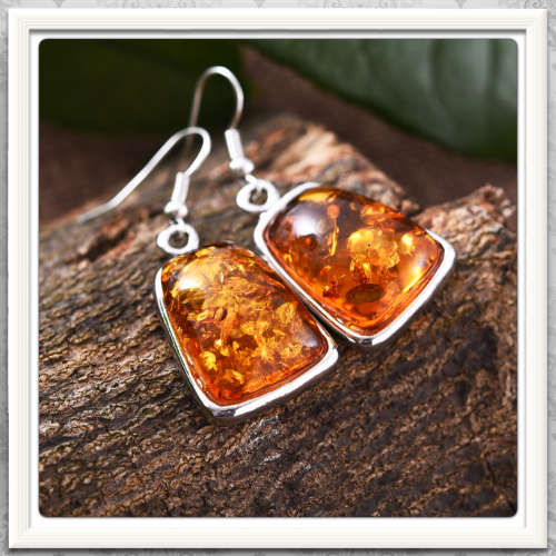 ***ATTRACTIVE SETTING***GEO SHAPE PRESSED AMBER  NECKLACE & EARRINGS SET