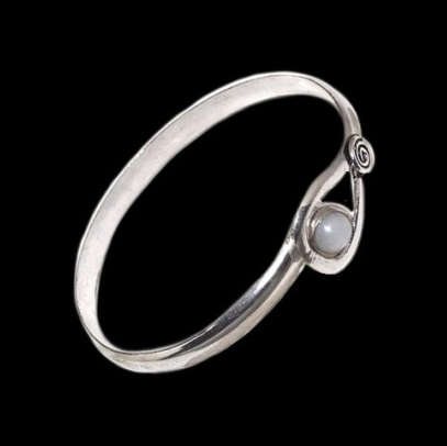 BREATHTAKING NATURAL RAINBOW MOONSTONE GEMSTONE  SILVER BANGLE