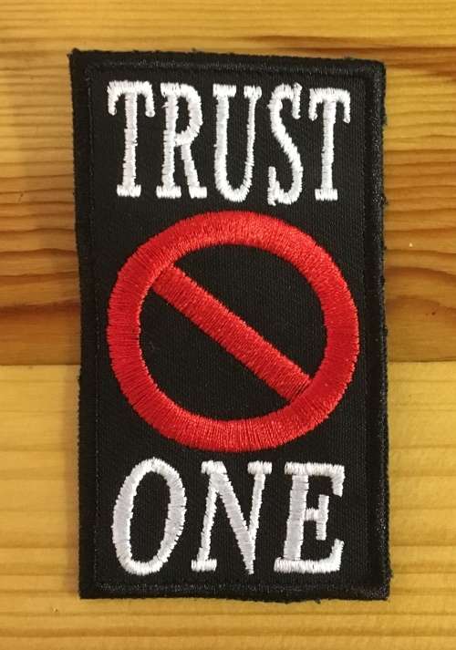 BDG751 Trust no one badge patch