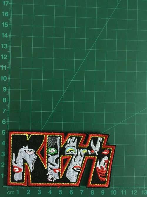 BDG794 Kiss faces badge patch