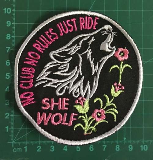 BDG791 Round She lone wolf badge patch