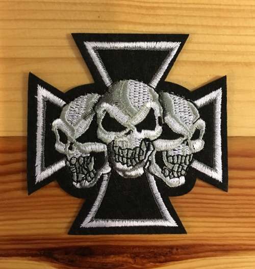 BDG919 Three skulls with cross badge patch