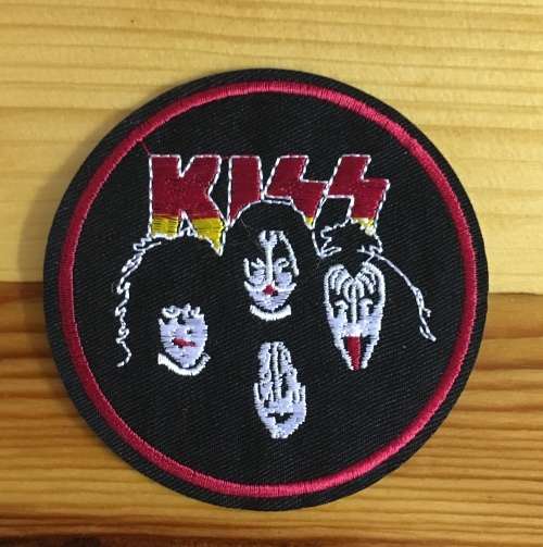 BDG885 Kiss faces round badge patch
