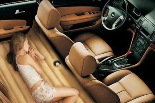 INFLATABLE BACK SEAT MATRESS - CAN ALSO BE USED OUTDOORS AND ON THE BEACH