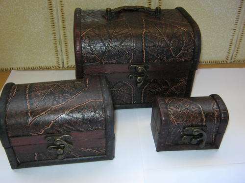 THREE WOODEN JEWELLERY / TRINKET BOXES